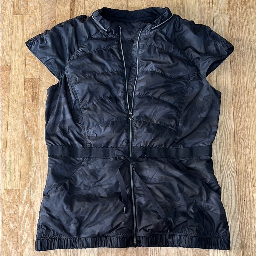 Lululemon Spring Fling Lightweight Puffy Vest Lotus Camo Black Zip Up Size 8